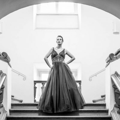 Braut auf Treppe Styling by Melanie Wagner