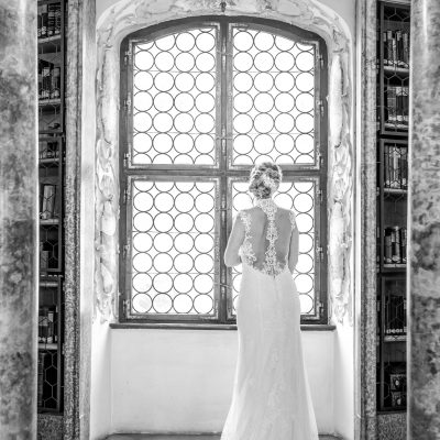 Braut vor Fenster Styling by Melanie Wagner